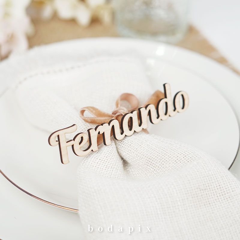 Marcasitio de madera para bodas con tipografia elegante