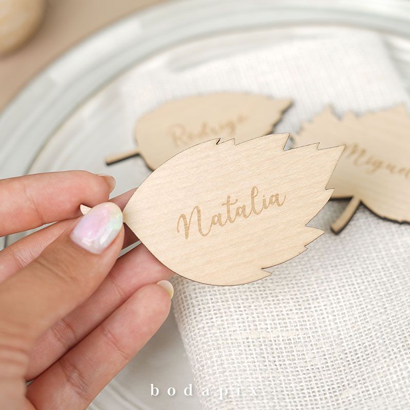 Marcasitios de madera para bodas con forma de hoja