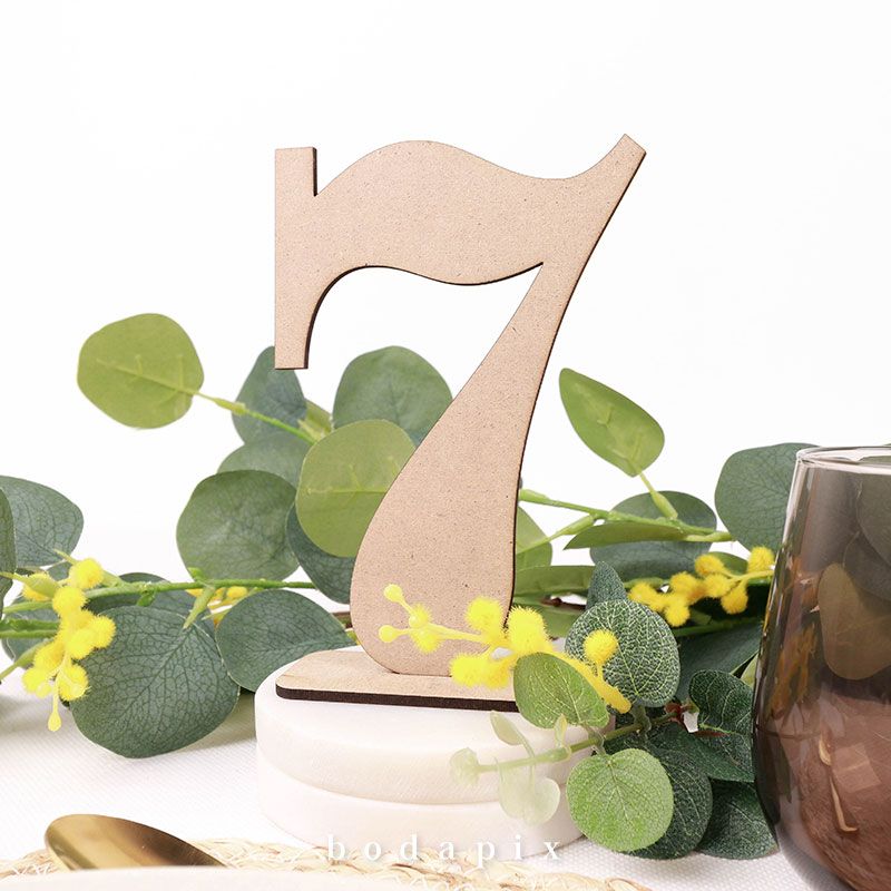 Mesero de madera para bodas con forma de numero
