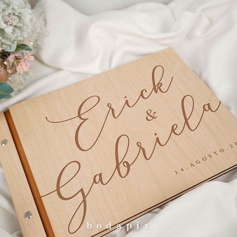 Libro de firmas de boda con la tapa de madera grabada