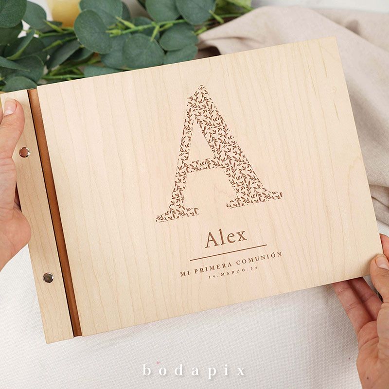 Libro de firmas de comunion con la inicial del niño
