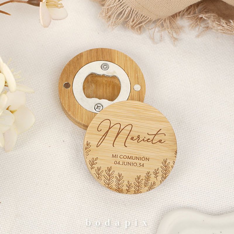 Abrebotellas de madera de comunión con plantas grabadas