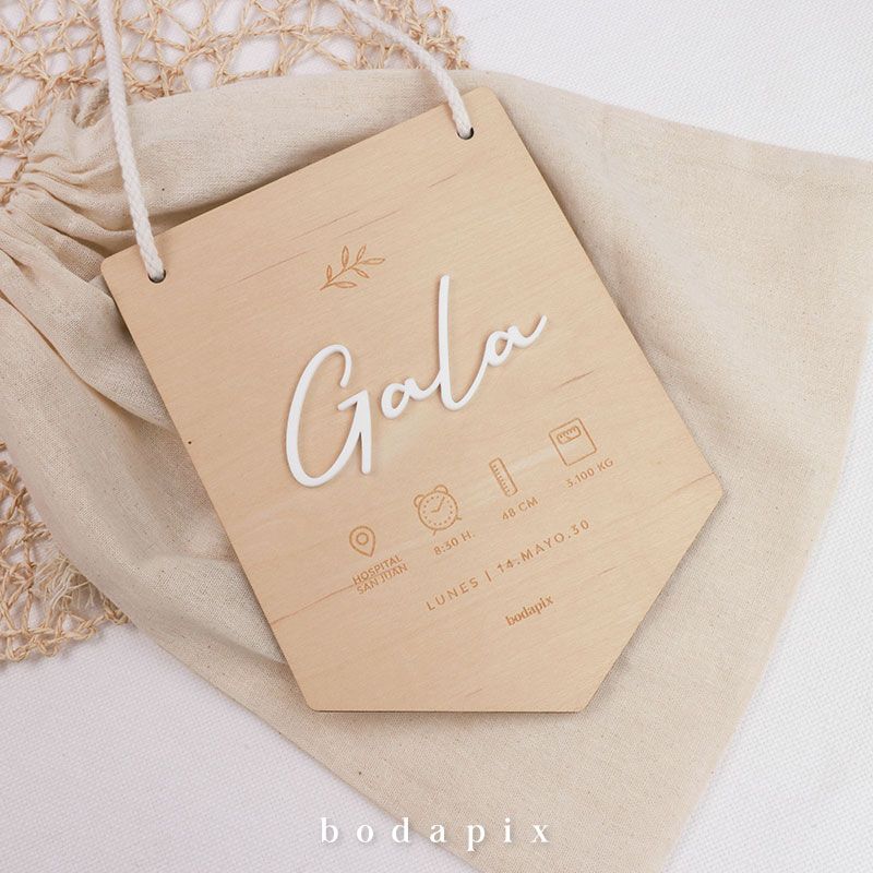 Placa de madera con forma de banderín y diseño elegante