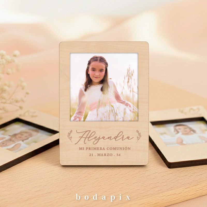 Imán de madera de comunión con foto y fecha.