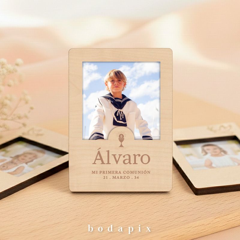 Imán de madera de comunión con foto y fecha.