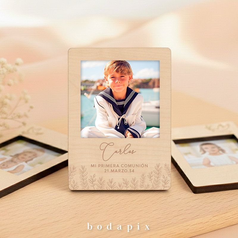 Imán de madera de comunión con foto y fecha.