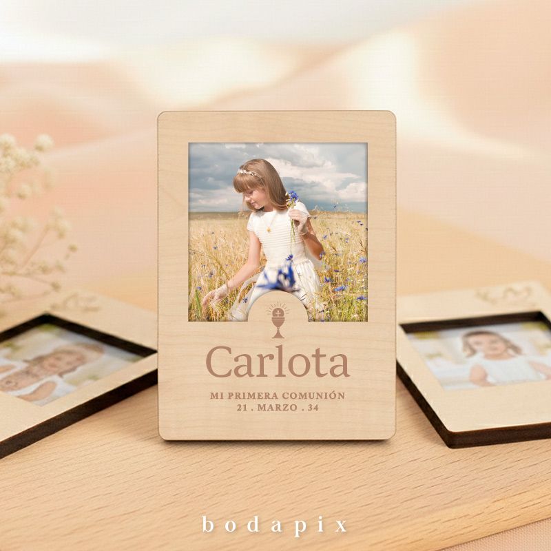 Imán de madera de comunión con foto y fecha.