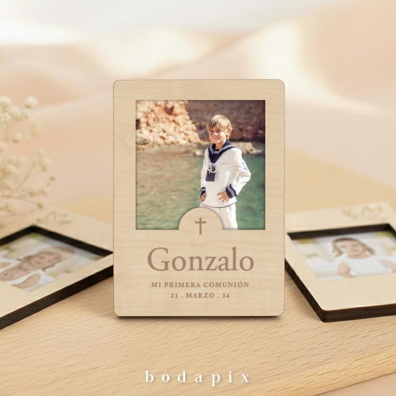 Imán de madera de comunión con foto y fecha.