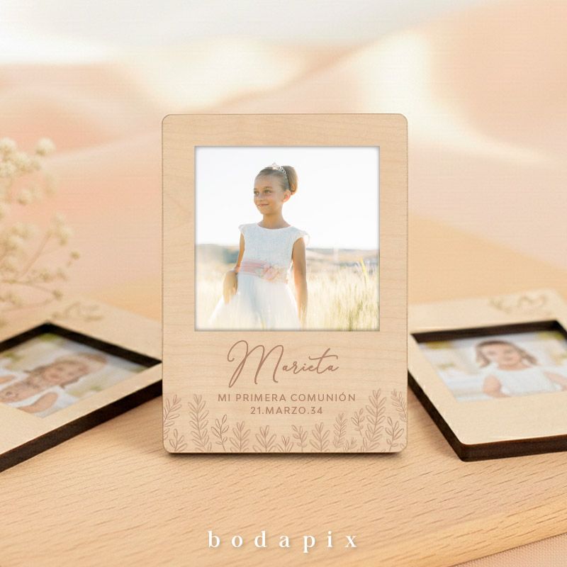 Imán de madera de comunión con foto y fecha.
