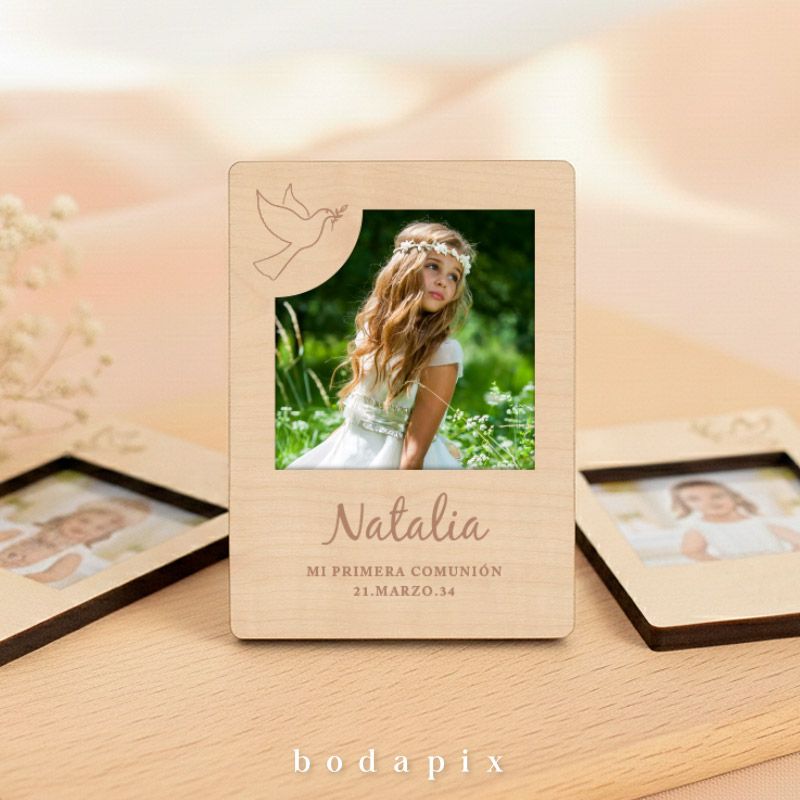 Imán de madera de comunión con foto y fecha.