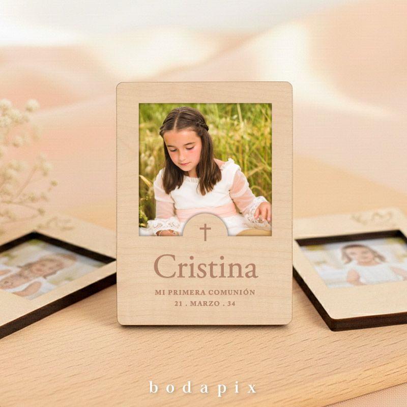 Imán de madera de comunión con foto y fecha.